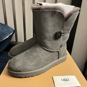 NWT in box UGG® Bailey Button II mid-calf boot size 9 women’s gray color